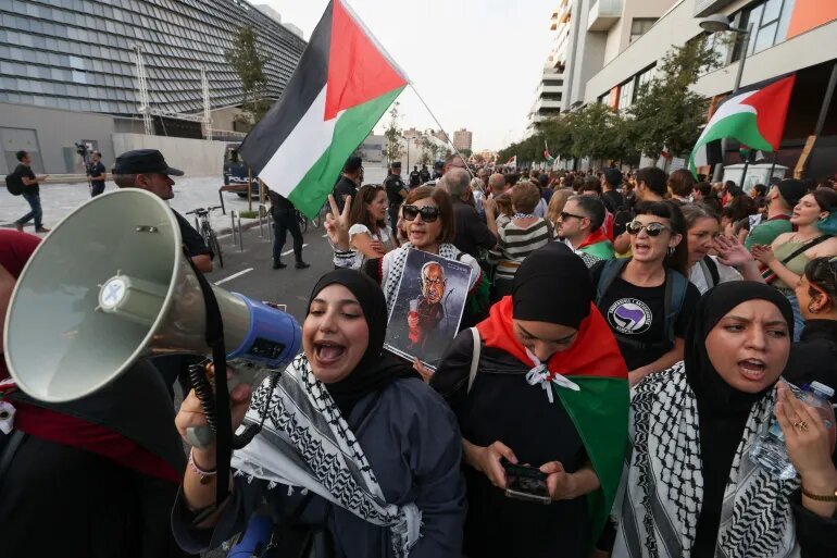 تظاهرات مردم مالزی علیه ترامپ به هنگام ورود به کشورشان