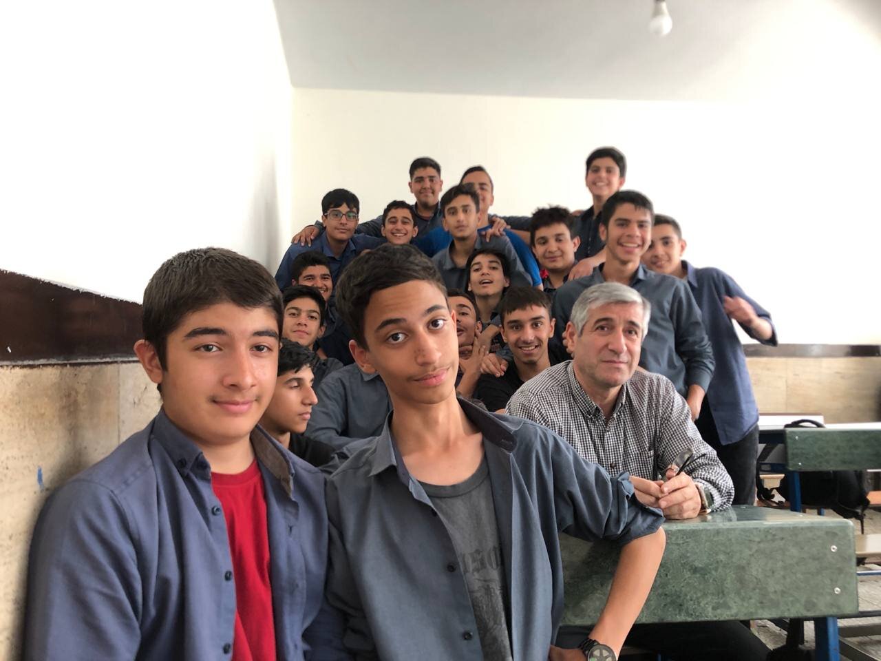 رفاقت به جای تنبیه | گفتگو با معلمی که صبح ها در ورودی مدرسه به استقبال دانش آموزان می رود مجيد عليزاده