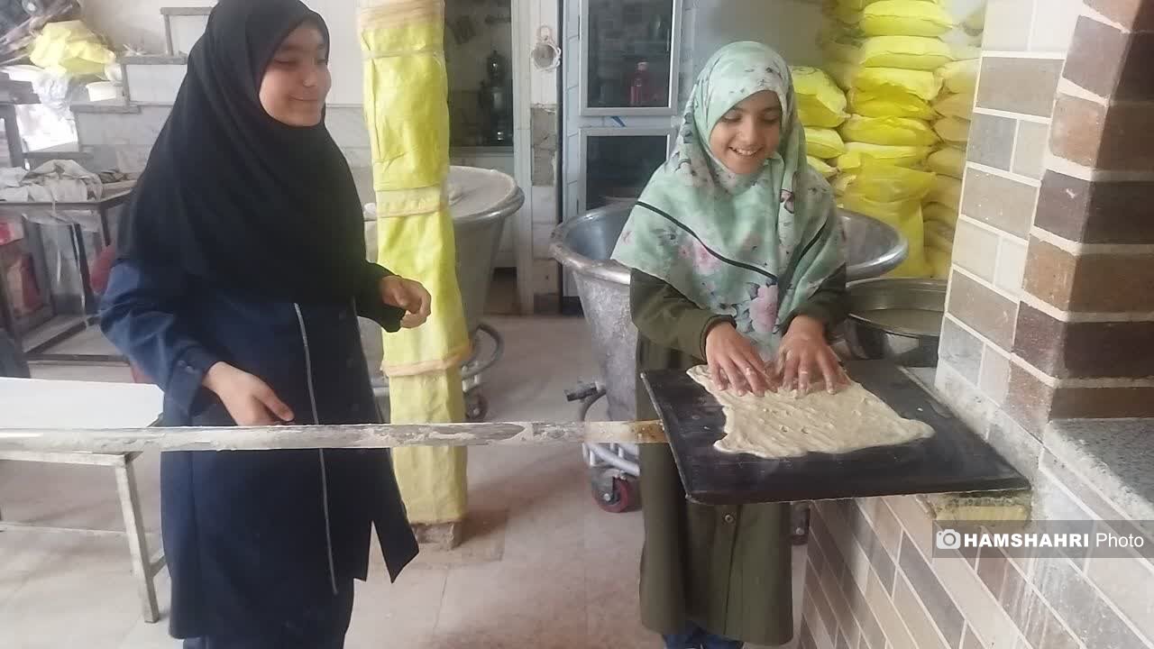 نانوایی خانوادگی در قم | وقتی بچه ها درس شاطری می گذرانند + فیلم