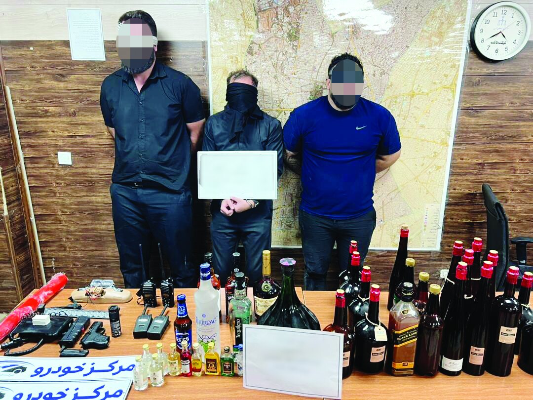 دستبند پلیس بر دستان مأموران قلابی ازگل دستبند پلیس بر دستان مأموران قلابی ازگل