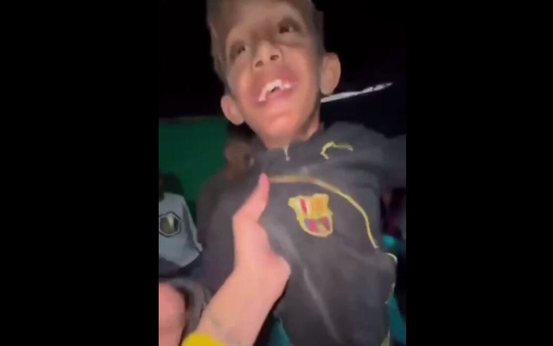 حال و هوای دیدنی فلسطینی ها هنگام تماشای ال‌کلاسیکو   | لوگوی بارسلونا بر لباس کودک جنگ زده