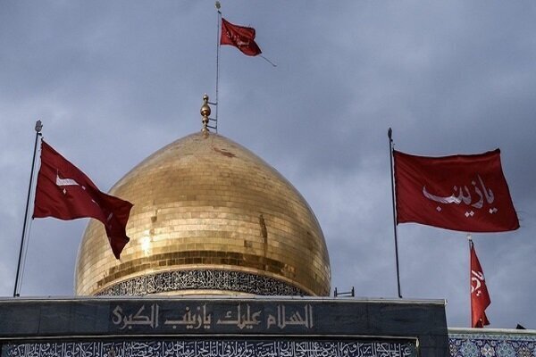 لحظه برافراشتن پرچم حرم حضرت زینب(س) توسط این شهید حزب‌الله 