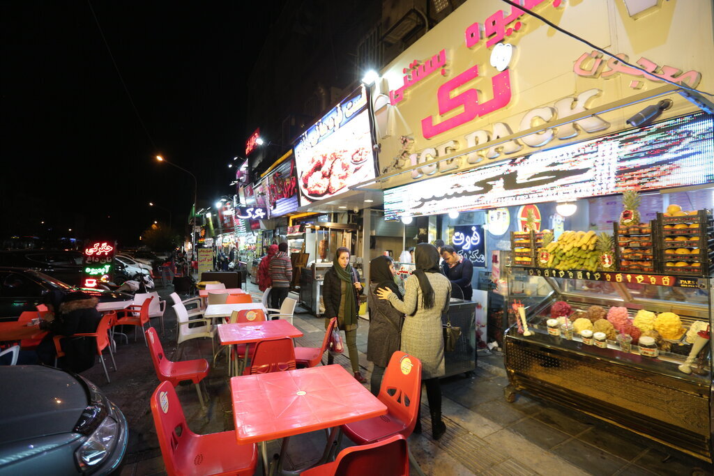 گردش در خیابان‌های خوشمزه شهر