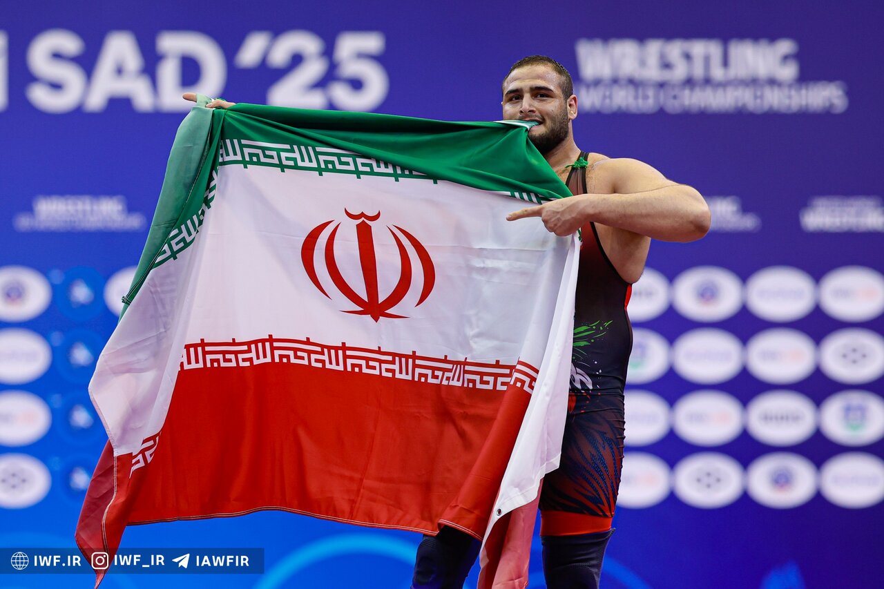 به عشق شهدا پرچم را بالا نگه میداریم | از ثانیه اول به حریف حمله میکنم | کشتی زیبا لذت زندگی من است به عشق شهدا پرچم را بالا نگه میداریم | از ثانیه اول به حریف حمله میکنم | کشتی زیبا لذت زندگی من است