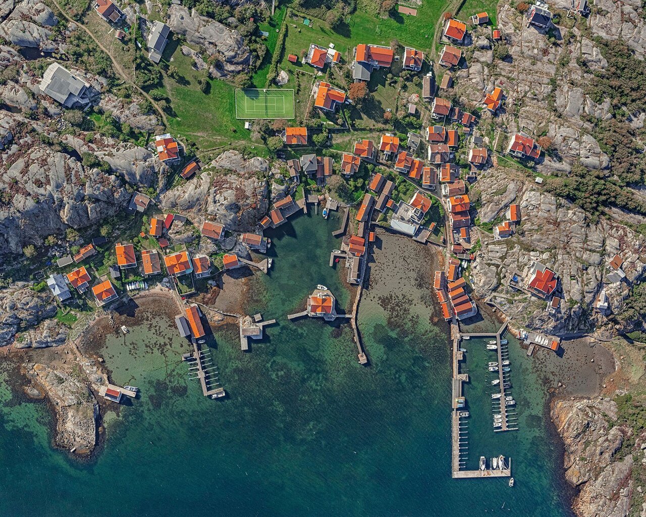 زیباترین جزایر مسکونی جهان؛ سقف‌هایی که با صخره‌ها و دریا ادغام شدند | عکس