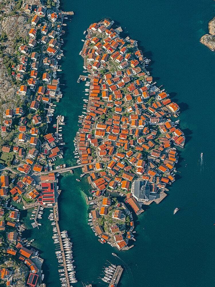 زیباترین جزایر مسکونی جهان؛ سقفهایی که با صخرهها و دریا ادغام شدند | عکس