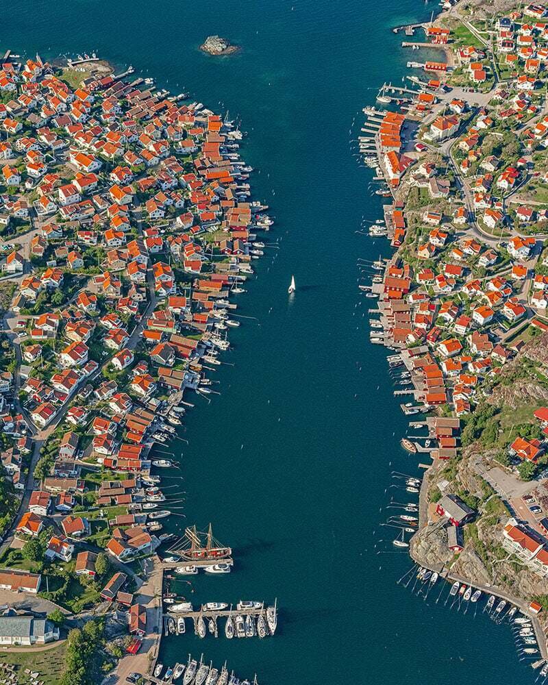 زیباترین جزایر مسکونی جهان؛ سقفهایی که با صخرهها و دریا ادغام شدند | عکس