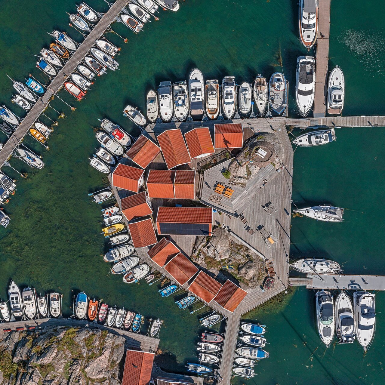 زیباترین جزایر مسکونی جهان؛ سقفهایی که با صخرهها و دریا ادغام شدند | عکس