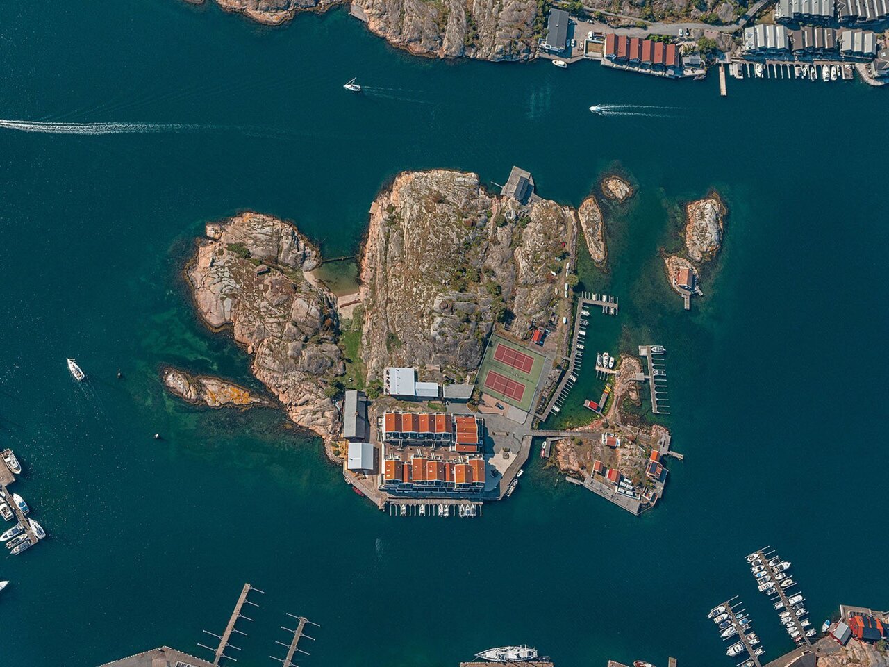 زیباترین جزایر مسکونی جهان؛ سقفهایی که با صخرهها و دریا ادغام شدند | عکس