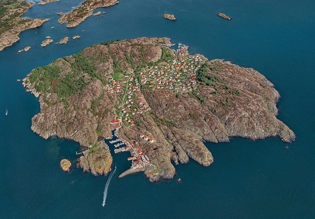 زیباترین جزایر مسکونی جهان؛ سقفهایی که با صخرهها و دریا ادغام شدند | عکس