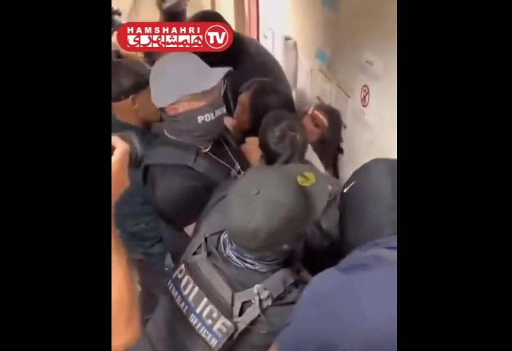 کشیدن موهای یک مادر جلوی چشم فرزندانش!  | تصاویری تلخ از رفتار پلیس آمریکا در یک مدرسه