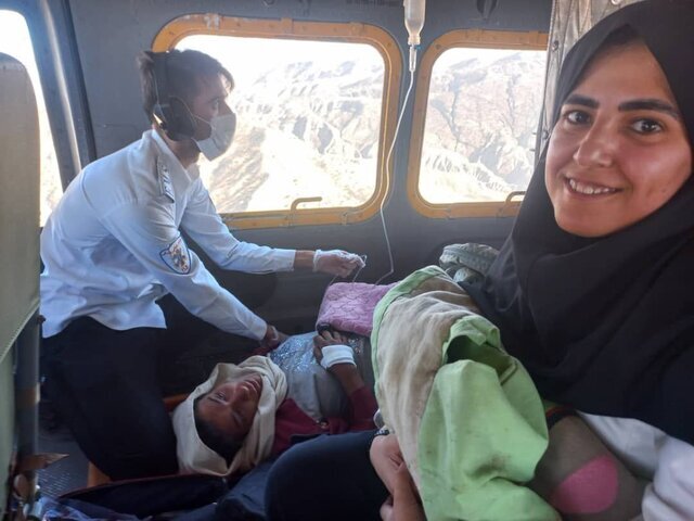 تولد نوزاد عجول در بالگرد اورژانس + عکس | وضعیت مادر ۲۱ ساله وخیم بود