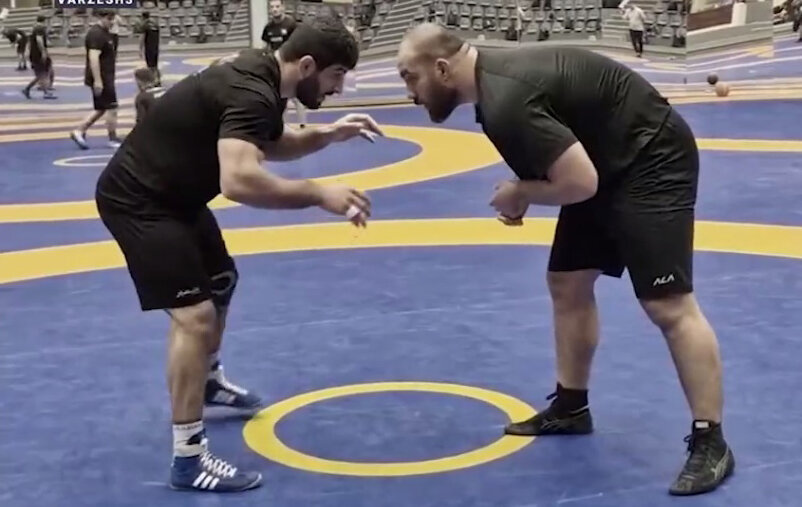 گلادیاتور و پادشاه کشتی ایران سرشاخ شدند | سنگین ترین قاب کشتی را ببینید