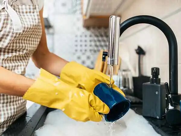 شستن ظروف با آب گرم بهتر است یا سرد؟ ؛ آیا انتخاب دمای مناسب به صرفه جویی در انرژی کمک می کند؟