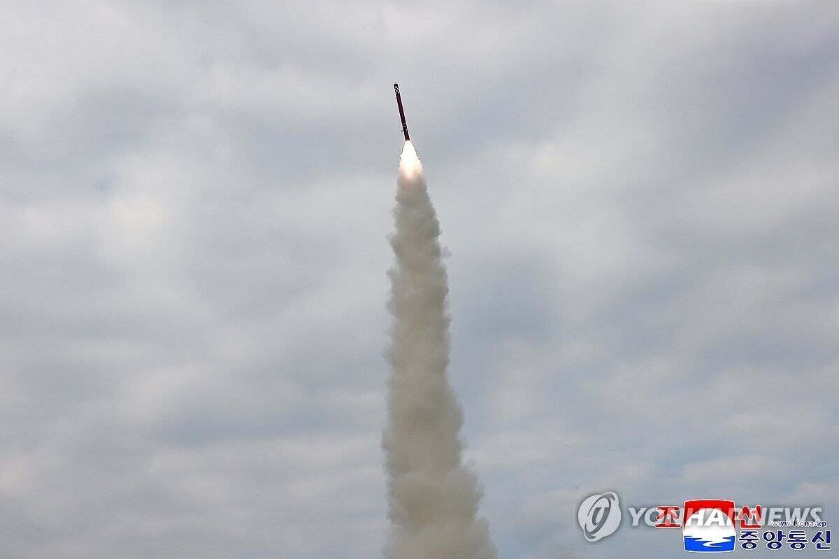 آزمایش موشکی کیم همزمان با ورود ترامپ به کره جنوبی | عکش