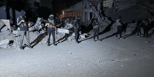 جنجالی‌ترین نمایش بی‌ صدای القسام با زبان اشاره خاص + ویدئو | لحظه بیرون‌ کشیدن اجساد اسرای اسرائیلی