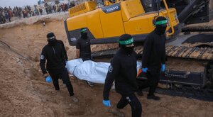 جنجالیترین نمایش بی صدای القسام با زبان اشاره خاص + ویدئو | لحظه بیرون کشیدن اجساد اسرای اسرائیلی