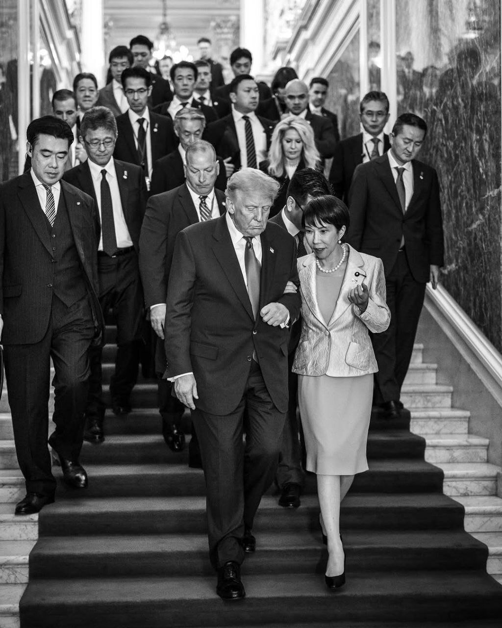 ذوق‌زدگی خانم نخست‌وزیر و گرفتن بازوی ترامپ! | تصاویر کاخ سفید از سفر ترامپ به ژاپن