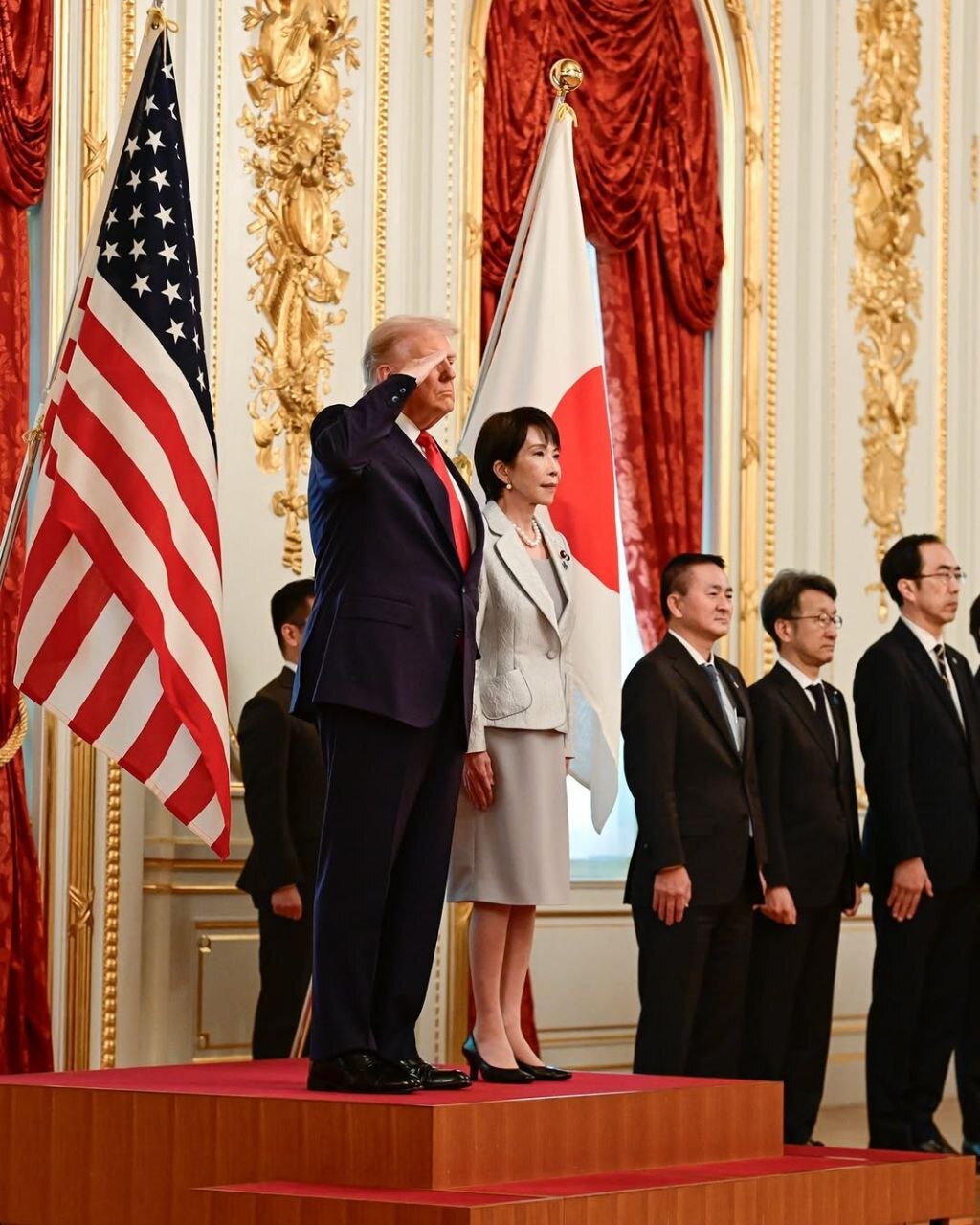 ذوقزدگی خانم نخستوزیر و گرفتن بازوی ترامپ! | تصاویر کاخ سفید از سفر ترامپ به ژاپن