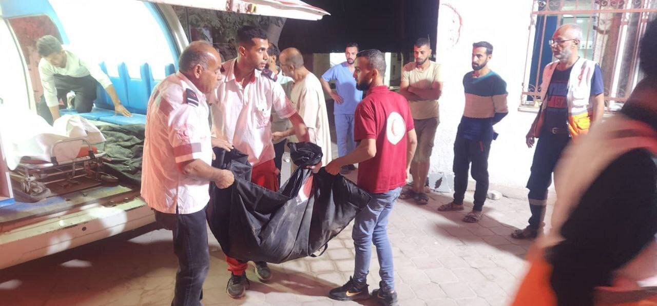 (۱۶+) صحنه های دلخراش از حملات شبانه در غزه  | اجساد کودکان پیچیده شده در کاور سفید