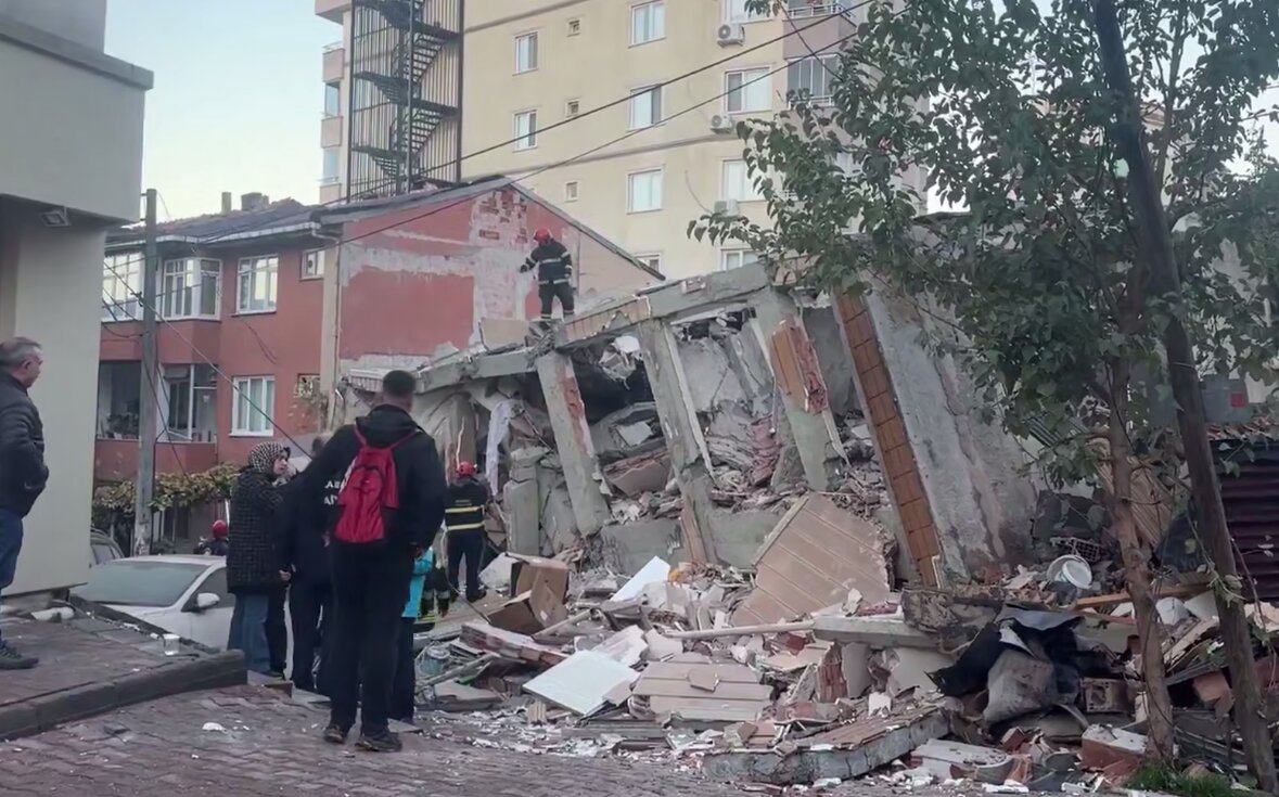 ریزش هولناک ساختمان ۷ طبقه در ترکیه + ویدئو | اولین تصاویر از وضعیت محل حادثه ریزش هولناک ساختمان ۷ طبقه در ترکیه + ویدئو | اولین تصاویر از وضعیت محل حادثه