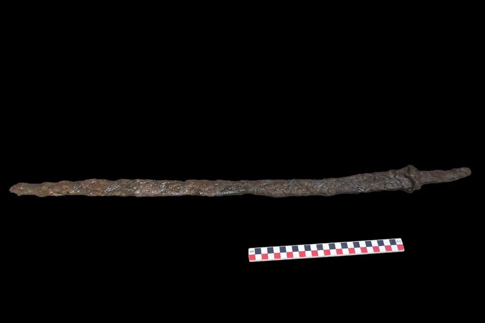 بیرون آمدن جنگجوی باستانی با شمشیرش بعد از ۱۴۰۰ سال از زیر خاک | عکس