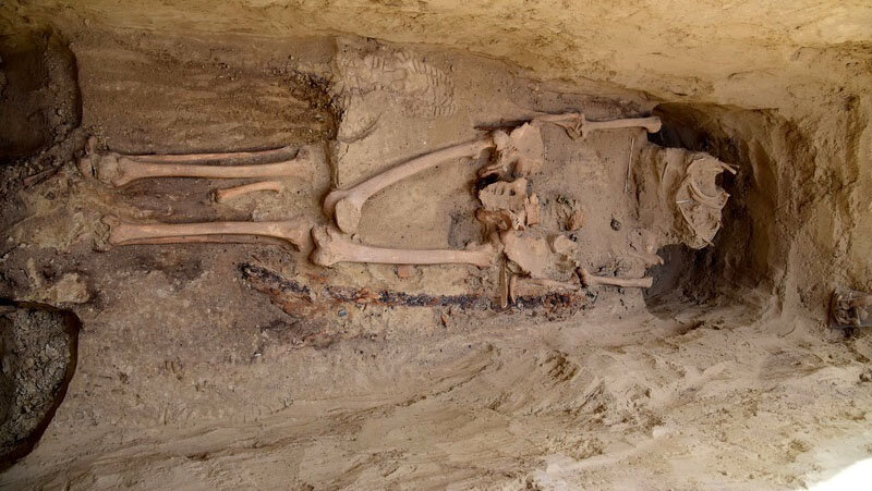 بیرون آمدن جنگجوی باستانی با شمشیرش بعد از ۱۴۰۰ سال از زیر خاک | عکس