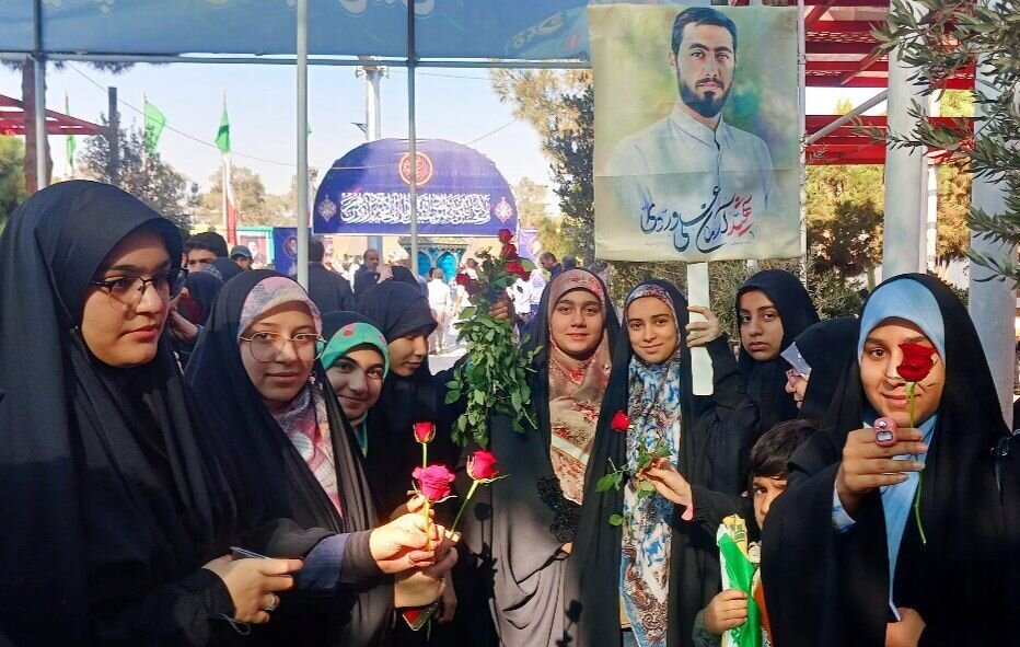 تجدید بیعت نوجوانان با “آرمان انقلاب” در بهشتزهرا(س) تجدید بیعت نوجوانان با “آرمان انقلاب” در بهشتزهرا(س)