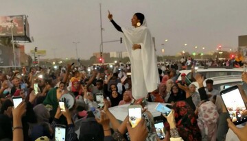 الهه مرگ سودانی‌ها؛ زنی به نام آلا صلاح