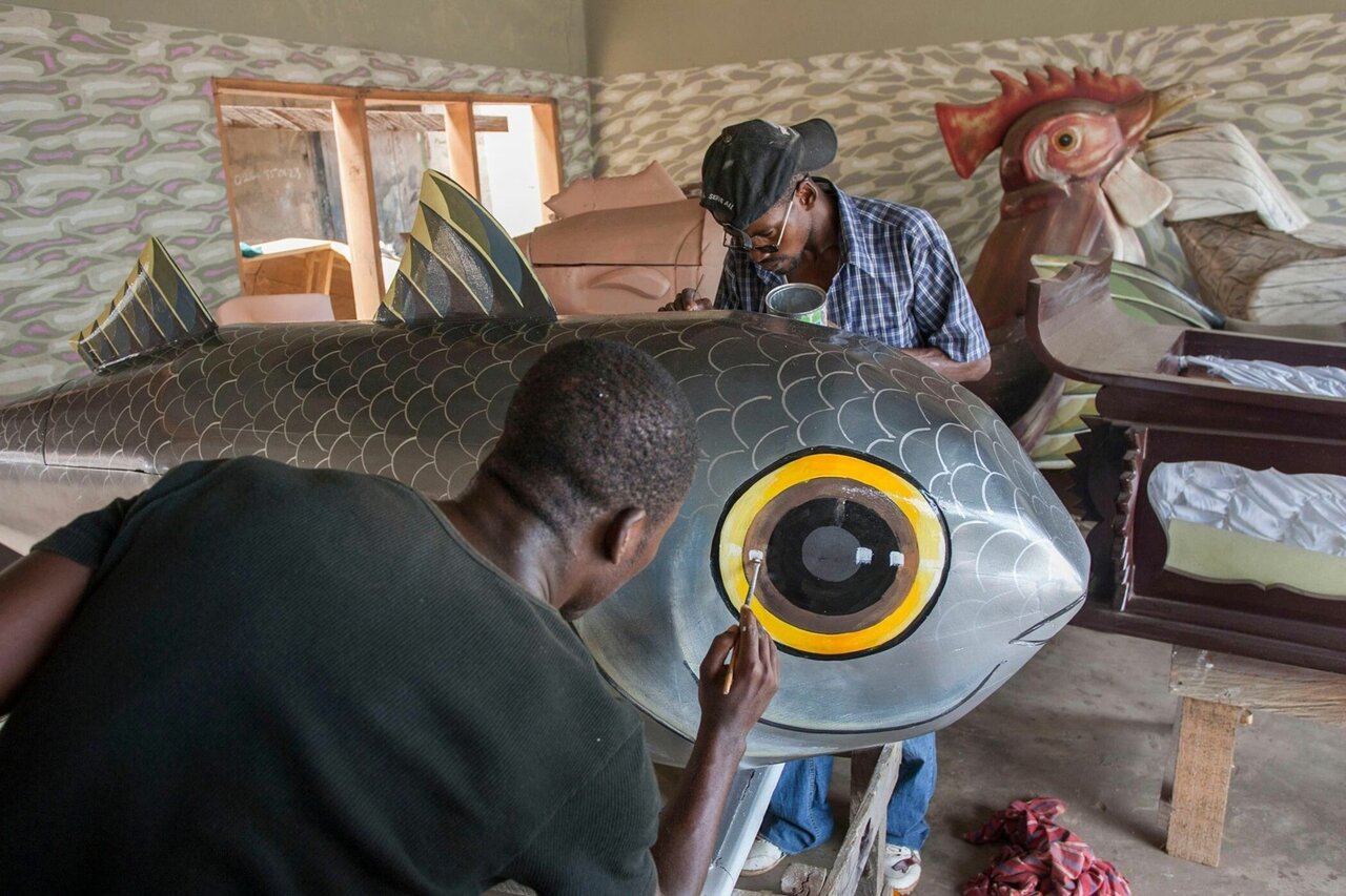 دفن مردگان در تابوت‌های فانتزی! | عکس