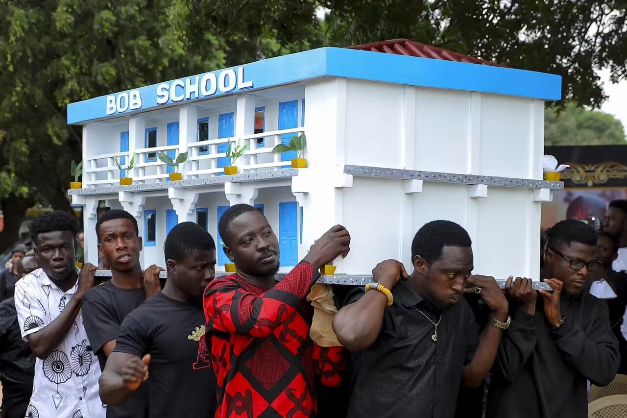 دفن مردگان در تابوت‌های فانتزی! | عکس