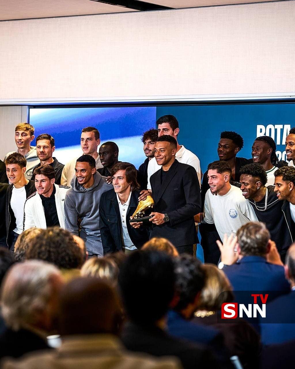 امباپه کفش طلا پوشید؛ تصاویری از مراسم باشکوه اهدای کفش طلا به کیلیان را ببینید