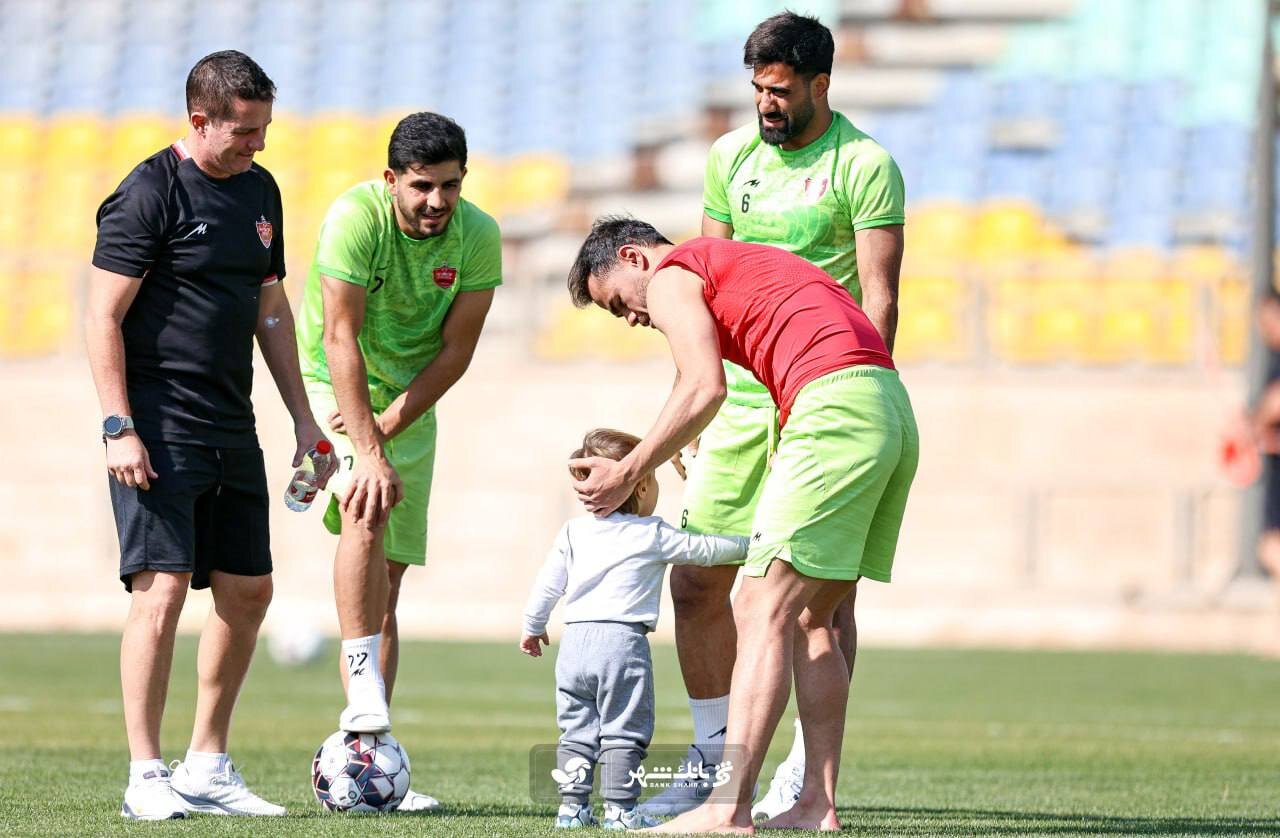 تصویری جالب از مهمان کوچک در تمرین تیم پرسپولیس