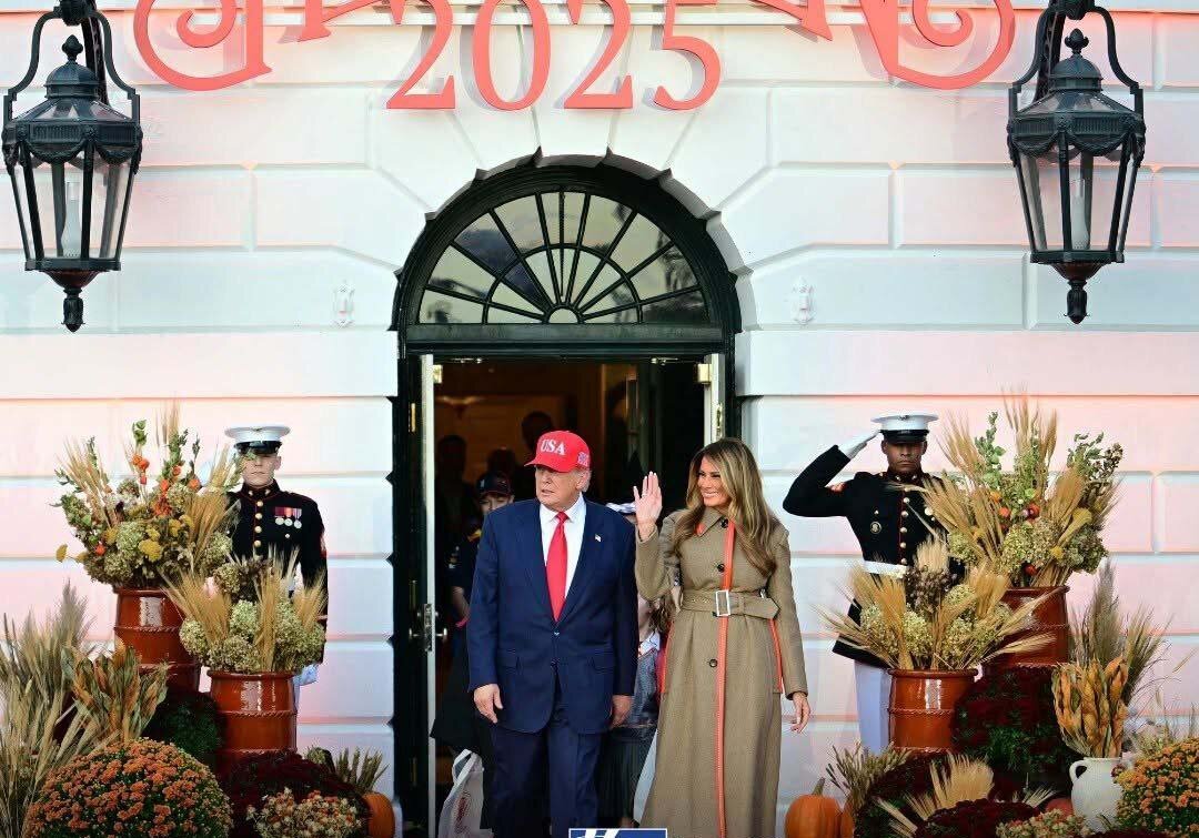 کاخ سفید رنگی رنگی شد؛ ترامپ و ملانیا سبد به دست شدند | تصاویر