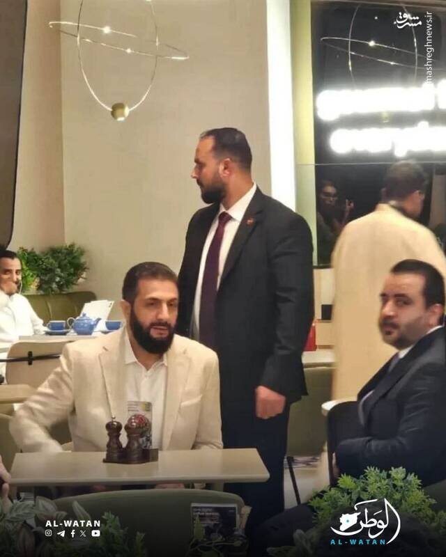 جولانی با کت و شلوار سفید در کافه‌های ریاض | تصاویر