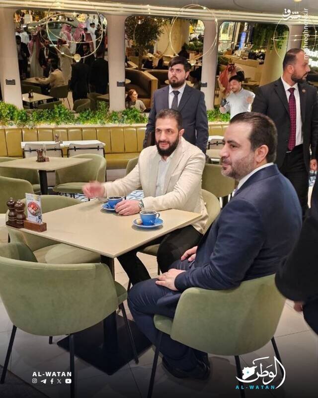 جولانی با کت و شلوار سفید در کافه‌های ریاض | تصاویر