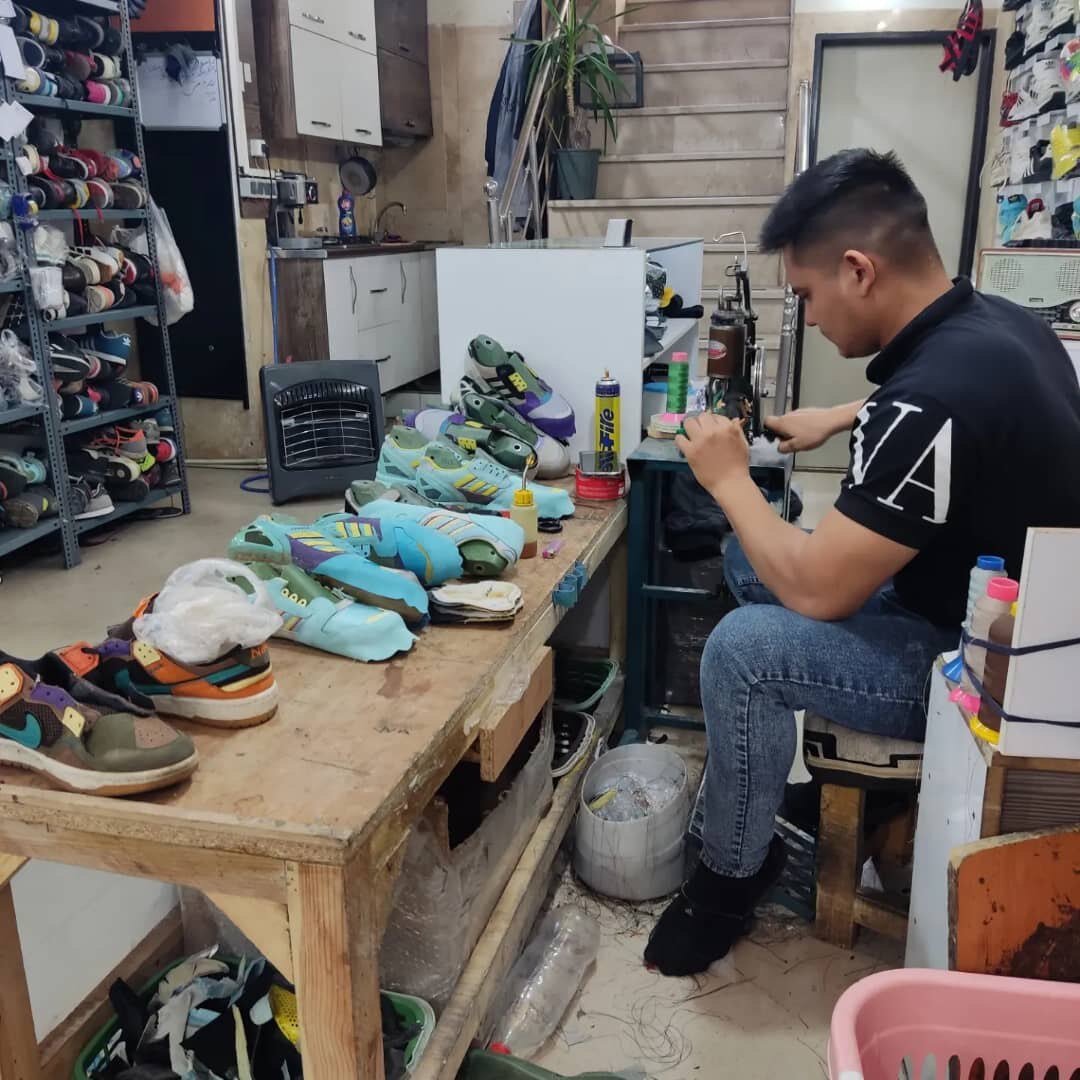 داستان کفاش کتونیهای در راه مانده و خسته | چگونه کتونی 400 میلیونی تعمیر می شود؟