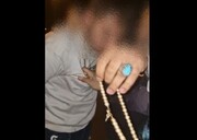 از گردن یک سارق اصفهانی ۷ میلیارد تومان طلا پیدا شد | لحظه باز کردن گردنبندهای گران قیمت طلا از گردن این سارق را ببینید