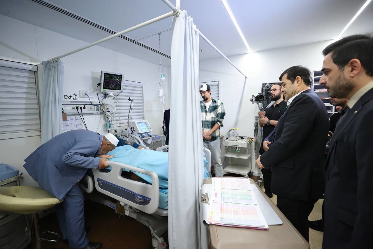 دردناک ترین تصویر از صابر کاظمی و پدرش در آی سی یو | جمله غم انگیز پدر صابر