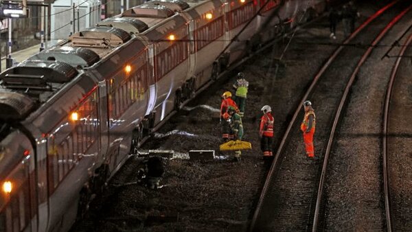 Napad z nožem na vlaku v Angliji: Več ranjenih, nekateri v kritičnem stanju