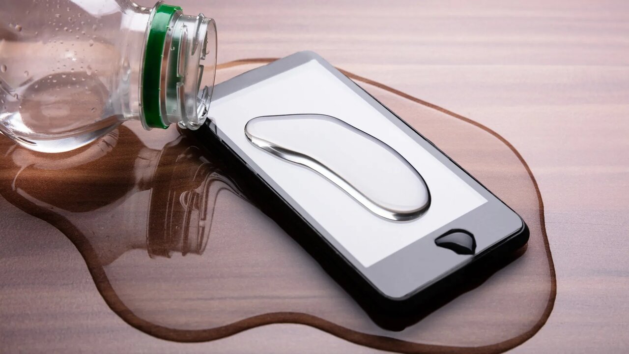 اگر گوشی در آب افتاد چه کنیم ؟ | کدام گوشیها در برابر آب مقاومترند؟