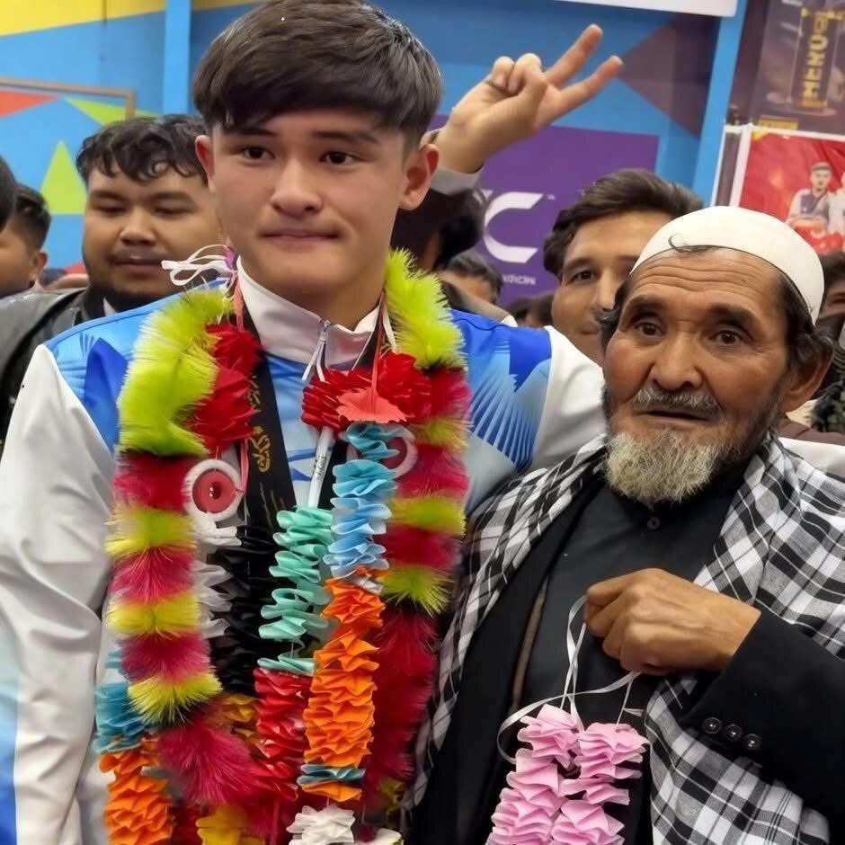 عکس پربازدید از زننده گل دوم تیم فوتسال جوانان افغانستان به ایران در کنار پدرش