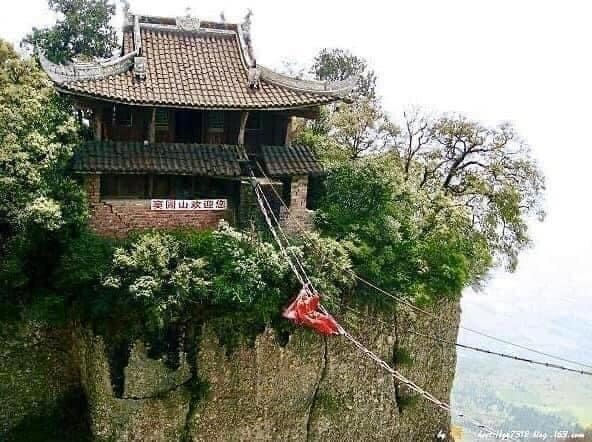 عجیبترین مسیر یک کتابخانه در جهان + عکس