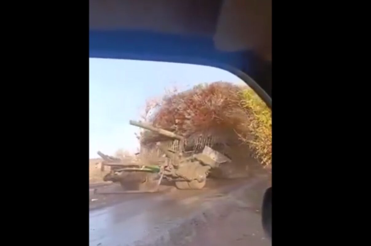 جالب ترین نحوه استتار یکی از تانک‌های روسیه | ویدئو