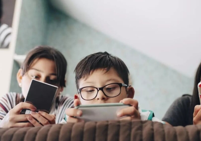 موبایل در ۱۳ سالگی با ما چه می‌کند؟ | چطور کودکان را به زندگی عادی برگردانیم؟