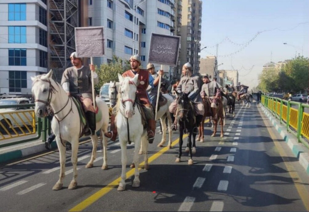 لشکر سربازان باستانی با اسب و کلاه‌خود در خیابان‌های تهران! | ویدئو
