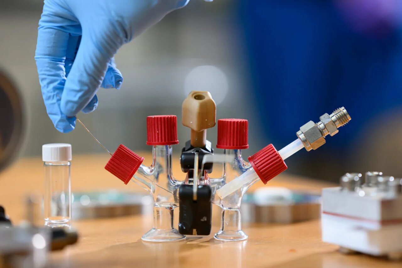 پایان عصر لیتیوم | باتری‌های آینده با سلول‌های زنده شارژ می‌شوند