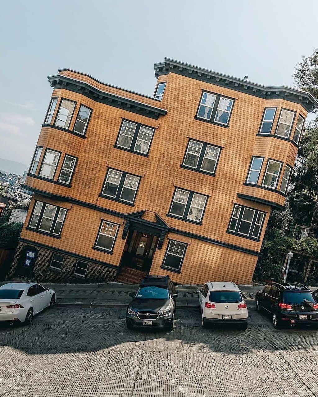 شهری که همه خانه هایش کج است!