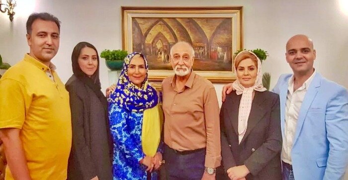 مهوش صبرکن و همسرش در کنار پسر و عروس هایش
