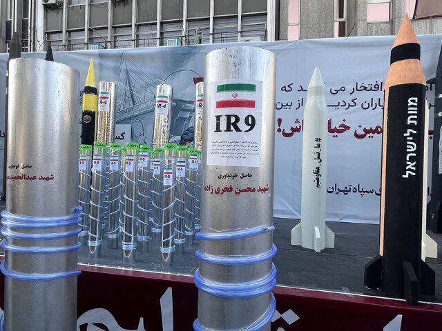 نمایش موشک و سانتریفیوژهای ایرانی در حاشیه راهپیمایی ۱۳ آبان | تصاویر